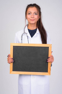 拿着黑板的年轻美丽的女医生的画像