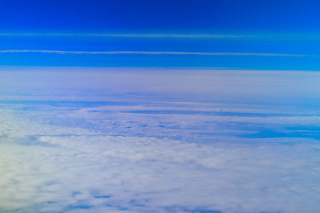 蓝天上美丽的白云。从飞机上看