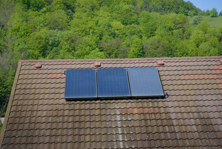 家庭住宅屋顶上的太阳能电池板。