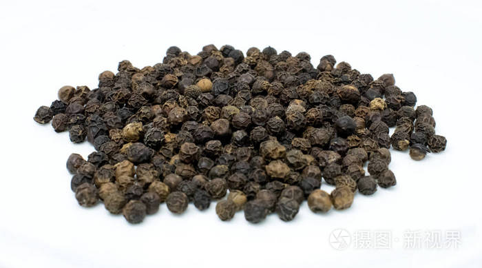 白色背景上的胡椒种子