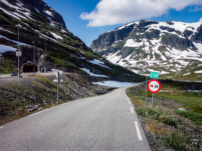 去挪威旅行。 山路
