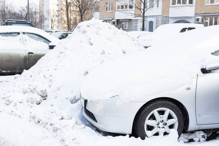 满是积雪的汽车停车场