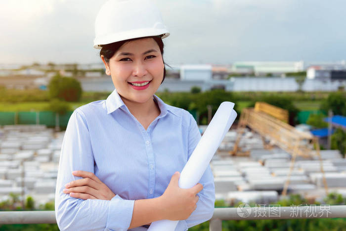 在工业工厂工作的建筑工程师的美女.