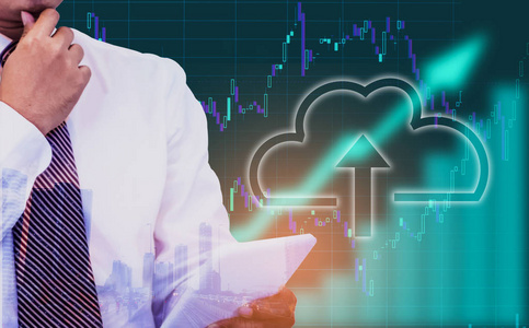 双曝光商人手拿平板电脑在手背，箭头符号和股票图表概念，管理和存储商业数据的安全与云技术和业务增长。