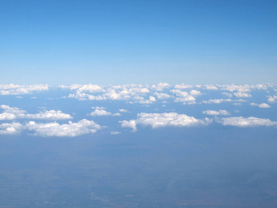 从飞机窗口可以看到蓝天和云彩