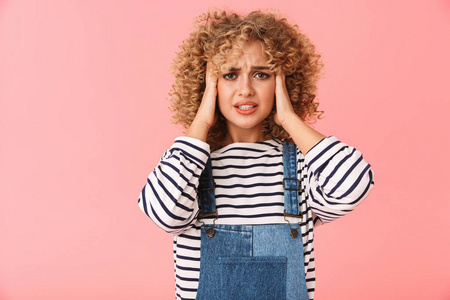 抓头的女人图片