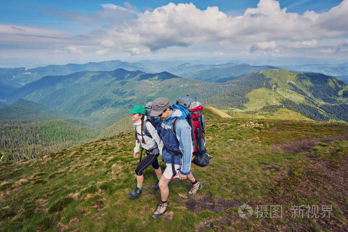 的徒步旅行者徒步旅行,欣赏风景,看看美国约塞米蒂国家公园的山林景观