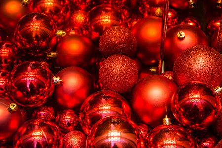圣诞球红色圣诞节背景。 图像
