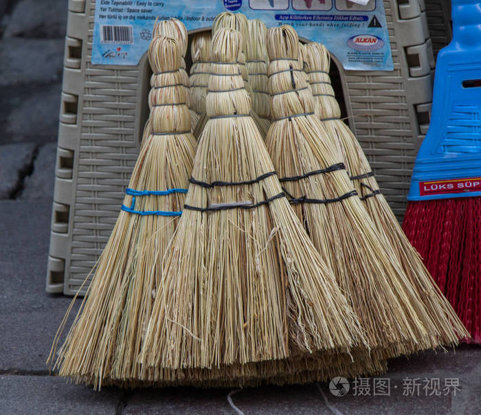 集市上的一套黄色稻草扫帚