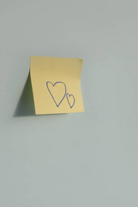 心形手写在纸上贴在蓝色背景上的爱宣言上