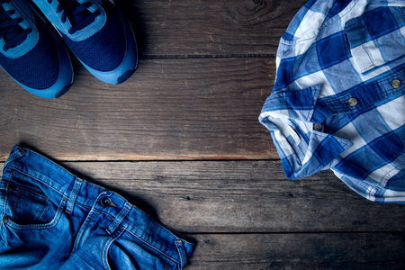 凉爽的时尚男装休闲装在木桌上, 时尚在夏天, t恤, 蓝色牛仔裤裤子, 运动鞋, 顶视图
