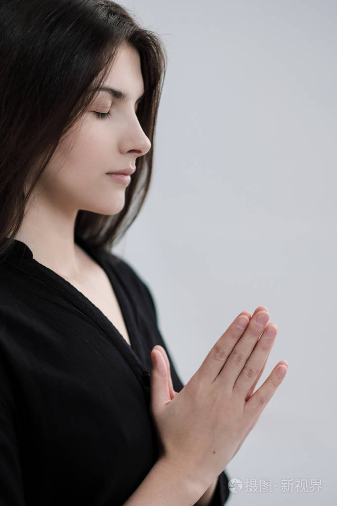 双手合十祈祷 女子图片