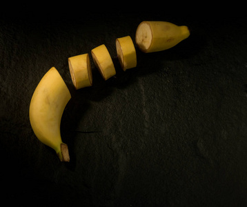 新鲜的黄色香蕉在黑色背景下是美味的分离物。