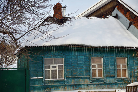 古老的俄罗斯传统木屋，绿色立面在冬天展示。 俄罗斯沃罗涅日萨科和范泽蒂街