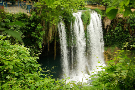 瀑布从土耳其的峡谷瀑布