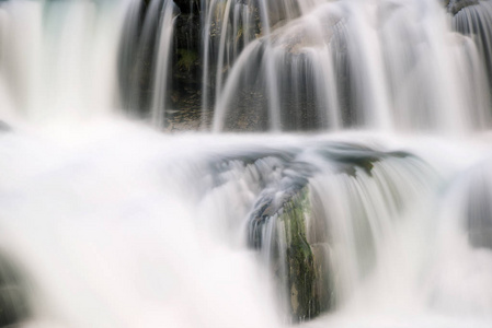 瀑布在Ordesa国家公园比利牛斯山脉省阿拉贡西班牙。
