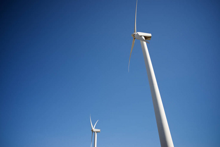 用于电力生产的风车，萨拉戈萨省，西班牙阿拉贡。