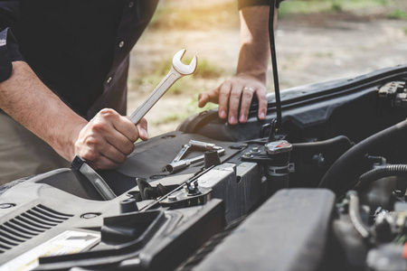 汽车修理工车间图片