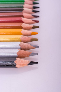 白色背景下各种颜色的彩色铅笔