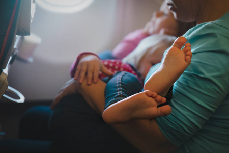 母亲抱着小宝宝乘飞机旅行