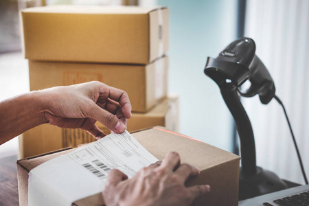 家庭送货服务和工作服务头脑，女士工作安装串行条形码确认后，才能在邮局发送客户。