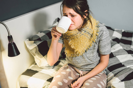 年轻漂亮的白种人妇女感冒,流感,高烧,在家里睡觉.