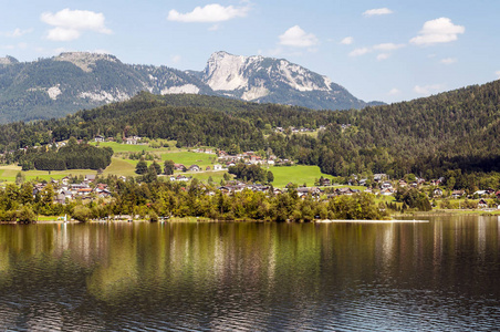 在一个阳光明媚的日子里，阿尔巴赫湖在奥地利阿尔卑斯山。