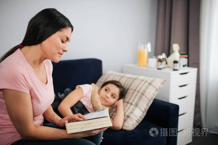 她看着妈妈.女人专注于阅读