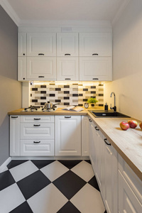 带有现代黑白地砖的小厨房图片