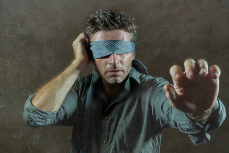 玩的受害者年轻的迷失和困惑的男人被蒙着脖子玩网络潮流危险的挑战