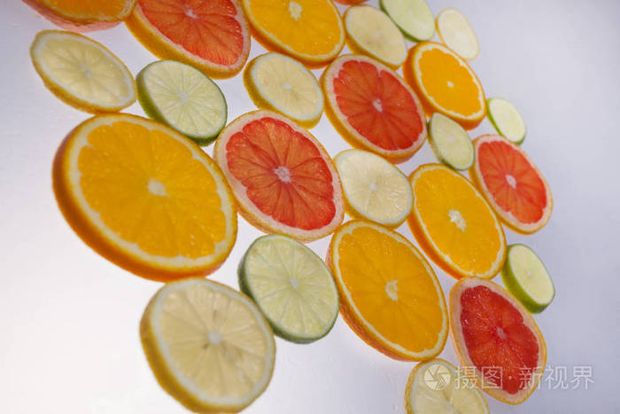 放置在半透明表面的柑橘图形资源切片，从下面照明