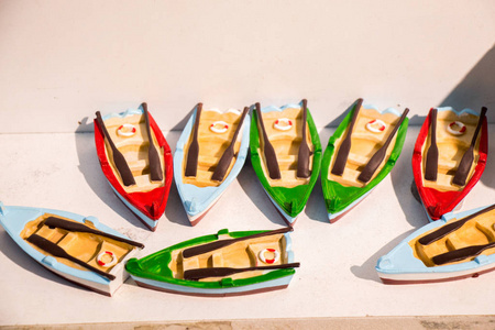 一套五颜六色的木制小模型船
