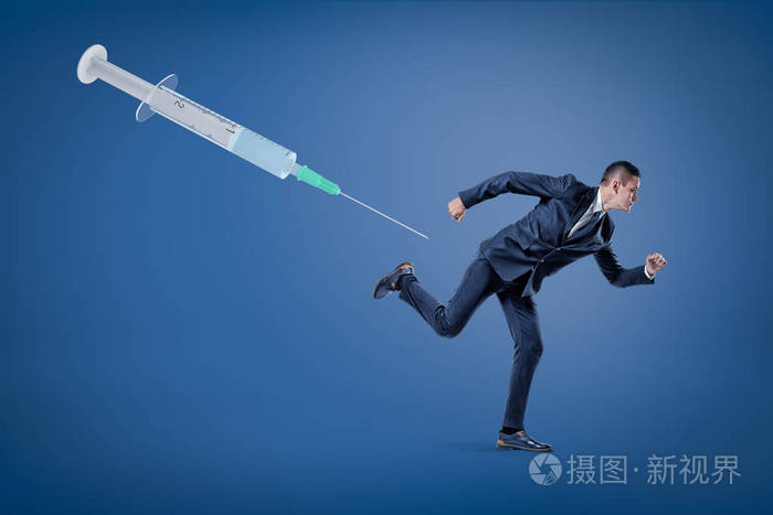 一个商人从蓝色背景下漂浮在空中的巨大针管上跑出的侧视图