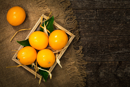 柠檬橘子. 迈耶柠檬杂化柑橘水果原产于中国. 选择性聚焦.照片