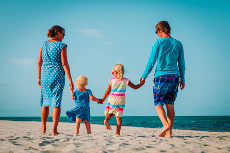幸福的家庭，与孩子们在热带海滩上行走