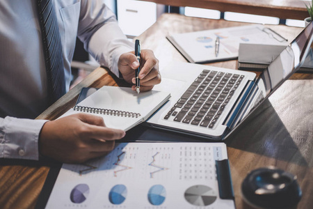 在电脑上打字企业家商人在工作场所在笔记本电脑上打字,在办公室工作