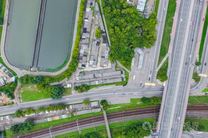 高速公路的俯视图. 去城市的路.照片-正版商用图片16yid4-摄图新视界