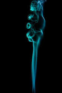 黑色背景上波浪状的蓝色烟雾图片