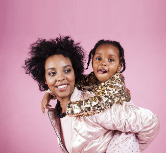 年轻漂亮的非洲裔美国母亲与小可爱的女儿 h