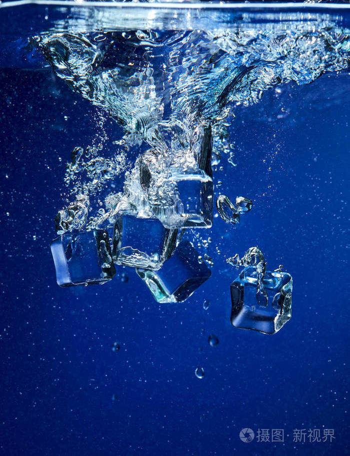 掉进水里的冰块靠近