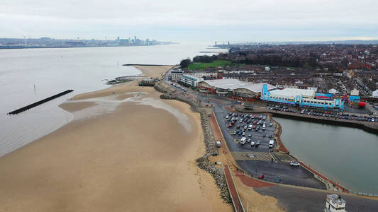 英国瓦拉西镇海滨地区纽布莱顿的空中无人机景观