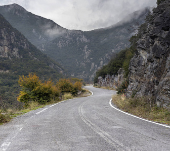 冬季阴天山区的一条狭窄的农村公路希腊佩罗奔尼撒山脉泰格图斯。