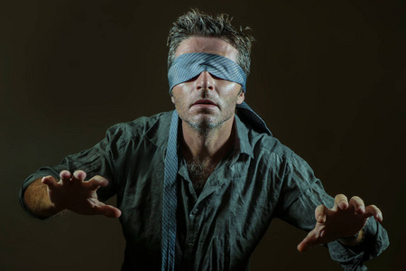 潮流背景免费年轻的迷失和困惑的男人被蒙着脖子玩网络潮流危险的病毒