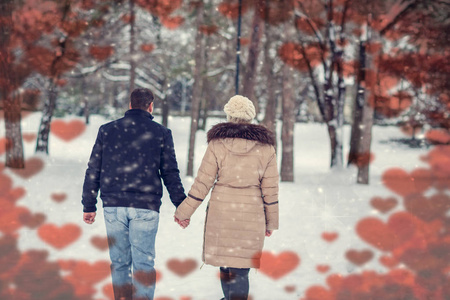 冬天公园快乐的年轻夫妇在情人节快乐