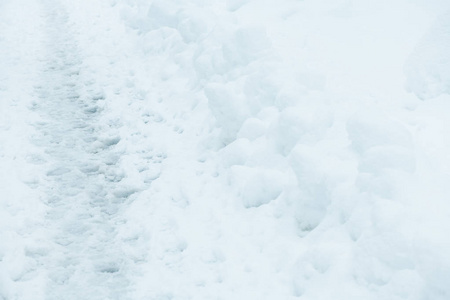 寒冷的冬日雪中的空步道