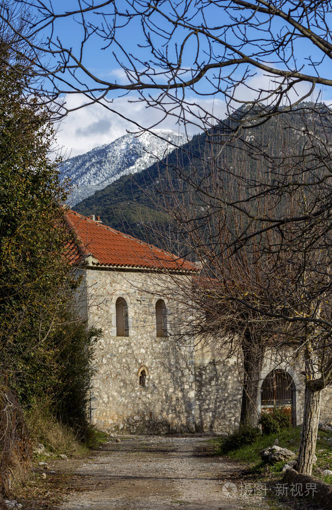 大石头乡下的房子在的冬天阴天(希腊佩洛蓬尼斯山脉塔耶格图斯).