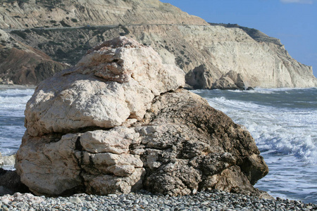 1月在塞浦路斯帕福斯的佩特拉图乌罗米乌海滩上的大白岩