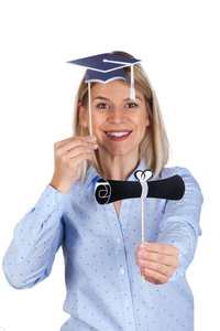 自信的年轻女子，戴着大学文凭和学术帽，对着镜头微笑，背景与世隔绝