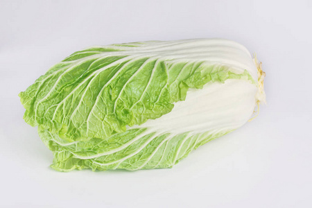 白色背景摄影棚拍摄的新鲜大白菜或甘蓝照片