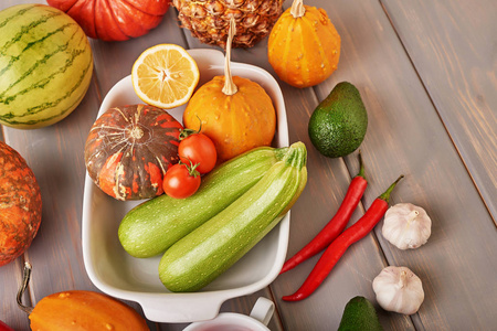 黄瓜和南瓜桌子上的蔬菜和水果:菠萝,鳄梨,辣椒,黄瓜,樱桃,西红柿